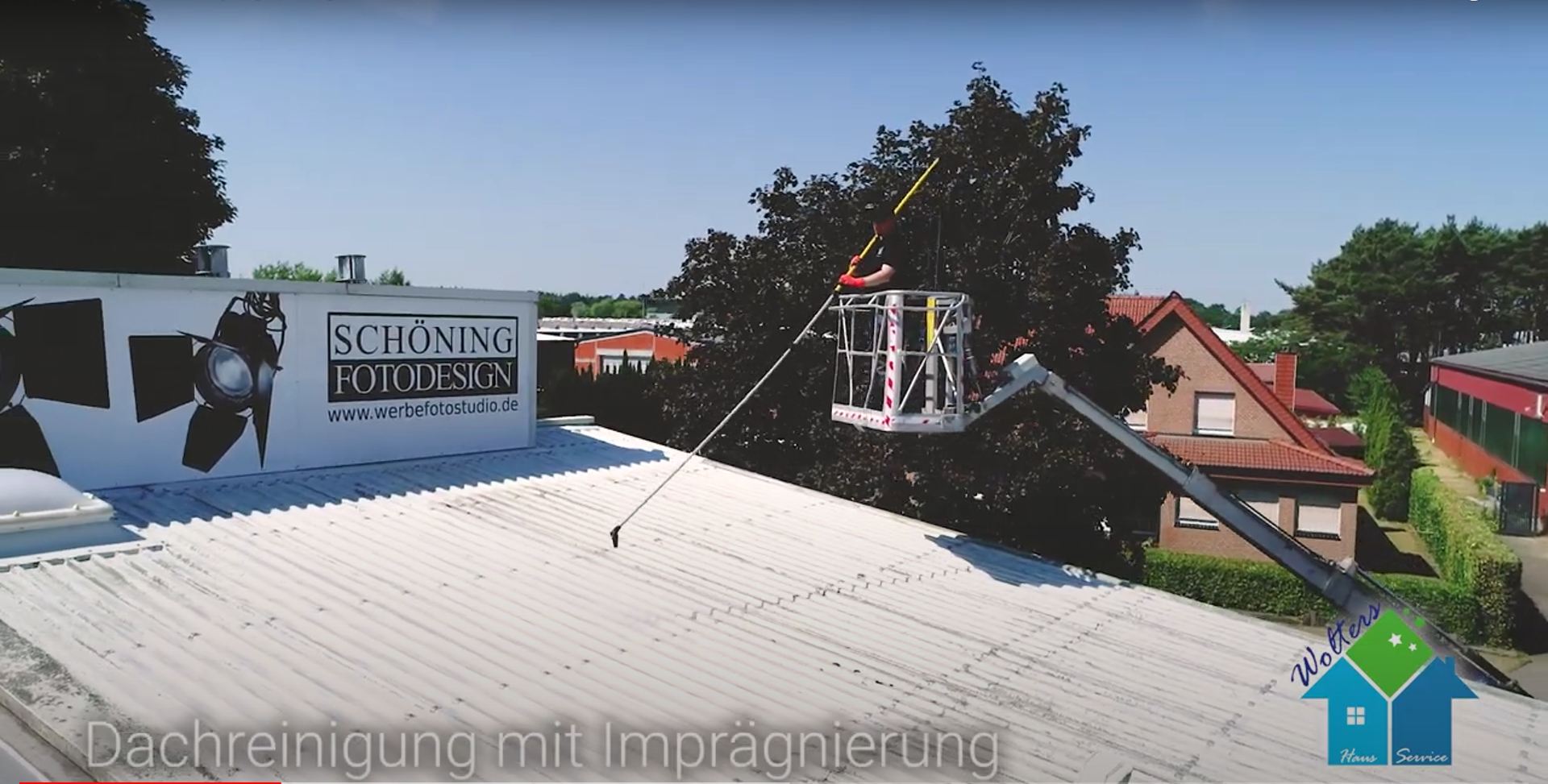 Reinigung der Dachfl&auml;chen in Rheine mittels Teleskoplanze.